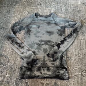 Lululemon Athletica Black and Gray Patterned Long Sleeve